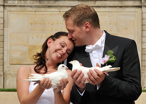 glückliches Brautpaar von Hochzeitstauben Radebeul